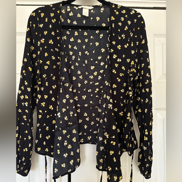 HM sz 10 wrap top - Picture 2 of 5